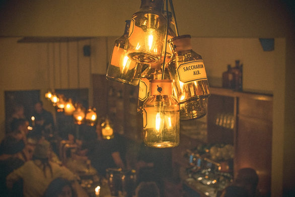 Lampen aus alten Apothekenflaschen sorgen für Gemütlichkeit