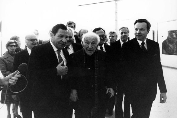 Besuch vom ehemaligen Oberbürgermeister Jockel Fuchs und Monsignore Klaus Mayer bei Marc Chagall in Nizza aus Anlass der Überreichung der Ehrenbürgerurkunde der Stadt Mainz am 13.12.1981.