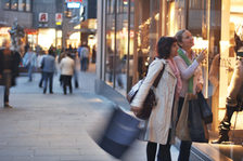 zwei Frauen beim Einkaufen in Mainz