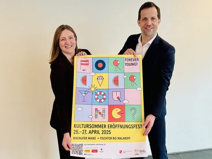 Kulturministerin Katharina Binz und OB Nino Haase mit dem Plakat