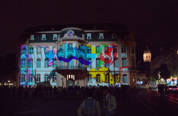 Der Mainzer Gebäude erstrahlen in außergewöhnlichem Licht.