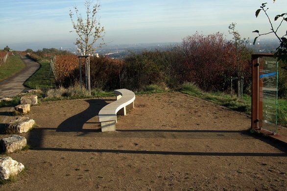 Auf der Lesebank aus Naturstein lässt sich ein Panoramablick genießen, Erich-Koch-Höhenweg