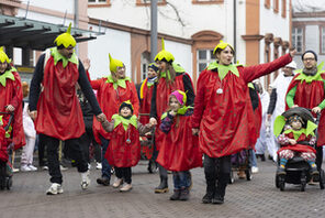 Verkleidete Kinder und Eltern beim Jugendmaskenzug &copy; Martina Pipprich