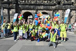 Eine Gruppe von Menschen mit Luftballons. © SORLP