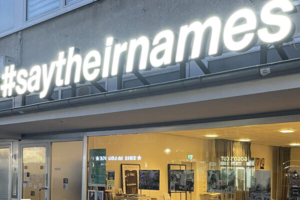 Schaufenster mit Leuchtreklame #saytheirnames © Staatstheater Mainz