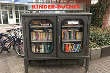 Bücherkasten mit der Aufschrift "Kinder-Bücher"