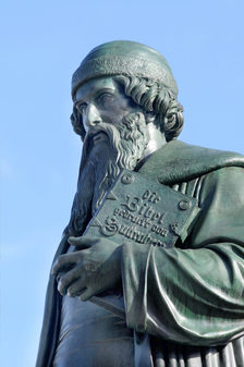 Gutenberg Statue vor blauem Himmel