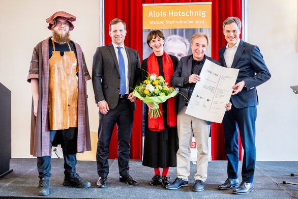 Preisverleihung im Mainzer Schloss mit "Johannes Gutenberg" (v.l.), Oberbürgermeister Nino Haase, Marianne Grosse, Alois Hotschnig, Dr. Norbert Himmler