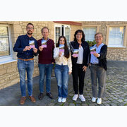 Zwei Männer und drei Frauen mit dem Programmheft in der Hand © Michael Roth