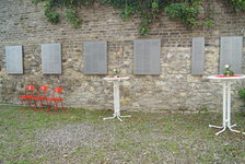 Bildergalerie Synagoge Weisenau/Mikwen Informationstafeln vor der Synagoge Weisenau Tafeln vor der Synagoge informieren über Bauwerk und Geschichte.