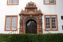 Bildergalerie Altes Zeughaus Eingangsportal Altes Zeughaus An der nördlichen Giebelseite des Hauptflügels befindet sich am Hauptzugang des Zeughauses die Kopie eines mächtigen Renaissance-Portals.