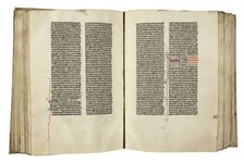 Bildergalerie Gutenberg-Museum "Buchgeschichte" Bibelhandschrift in kleinem Format (Paris, um 1300). Gut im Griff: Dank der winzigen Schrift (Perlschrift) gelang es dem Schreiber, den gesamten Text der Bibel in einem handlichen Band unterzubringen (Paris, um 1300).