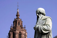 Bildergalerie Dom St. Martin Dom St. Martin und Gutenberg Statue Gutenberg Statue mit dem Dom St. Martin im Hintergrund