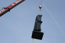 Bildergalerie Gutenberg Denkmalrestaurierung Gutenberg kehrt zurück Gutenberg-Statue hängt am Kran