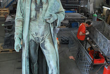 Bildergalerie Gutenberg Denkmalrestaurierung Die Statue vor der Restaurierung Gutenberg in einer Spezialwerkstatt für Metallrestaurierung in Regensburg.