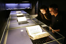 Bildergalerie Gutenbergmuseum Gutenbergbibeln im Tresorraum Besucher bewundern die Gutenbergbibeln im Tresorraum