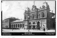 Bildergalerie Hauptbahnhof Central-Bahnhof um 1898 Der neue Central-Bahnhof in Mainz wurde 1884 eröffnet. Der Entwurf stammte vom Mainzer Baumeister Philipp Berdellé, der das Empfangsgebäude im italienischen Renaissancestil mit barocken und klassischen Elementen plante.