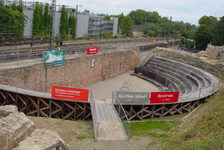Bildergalerie Römisches Bühnentheater Römisches Bühnentheater Vom Bahnhof "Mainz - Römisches Theater" aus eröffnet sich inzwischen der Blick auf die Ausgrabungen.