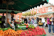 Bildergalerie Wochenmarkt Gemüsestand auf dem Wochenmarkt Marktbesucher kaufen ein