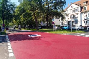 Großflächige rote Markierung auf der Neumannstraße. © fahrRad Büro