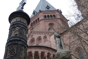 Nagelsäule vor dem Dom © Landeshauptstadt Mainz