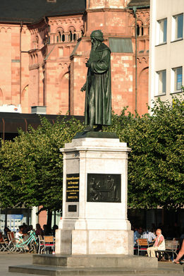 Gutenbergdenkmal vor dem Dom