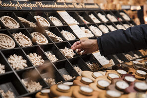 Handgefertigter Baumschmuck aus Holz. © mainzplus CITYMARKETING