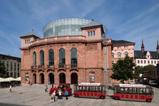 Staatstheater mit Touristik-Bahn