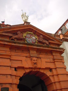Eingangsportal Kommandantenbau mit der Figur des heiligen Jakobs