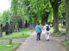 Spaziergänger auf dem Neuen Jüdischen Friedhof