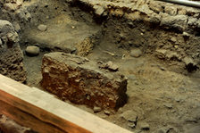 Mauerreste und Knochenfunde in St. Johannis
