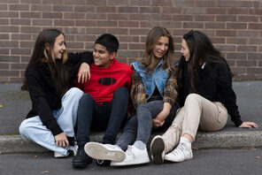 Froschperspektive: Jugendliche stehen mit verschränkten Armen im Kreis © © DURIS Guillaume Fotolia.com