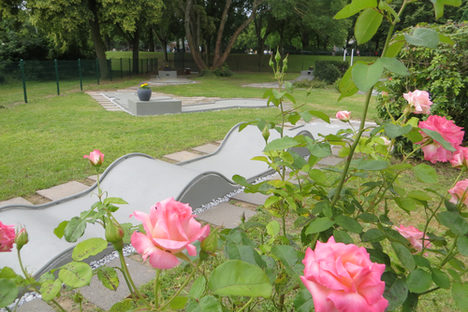Bahnen der Minigolfanlage im Volkspark mit rosafarbenen Rosen