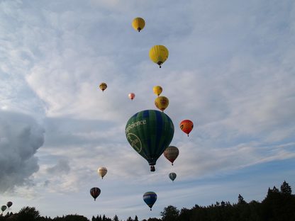 Start mehrerer Heißluftballons