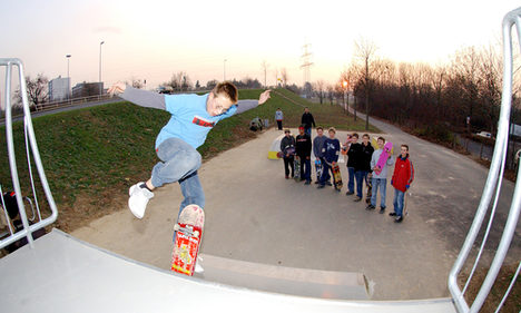 Junge mit Skateboard auf einer Skateranlage