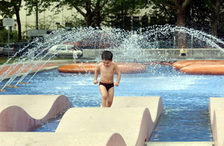 Ein Junge spielt im Wasserbecken auf dem Goetheplatz