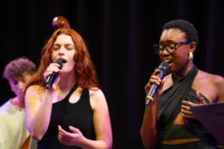 Zwei Sängerinnen der Hochschule für Musik Mainz