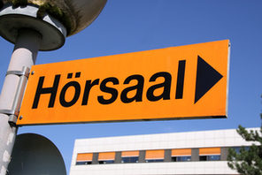 Schild mit Schriftzug "Hörsaal". © © Klaus Eppele - Fotolia.com