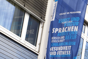 Blau-weiße Werbefahne mit den Angeboten der VHS Mainz © Heike Tharun