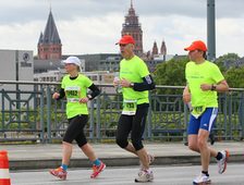 Partecipanti alla maratona di Magonza sul ponte Theodor-Heuss
