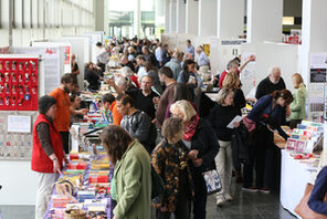 Besucher auf der Mainzer Minipressen-Messe