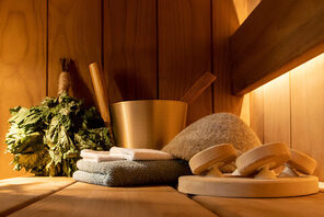 Gegenstände und Räucherbündel für einen Saunagang &copy; AdobeStock MARINA