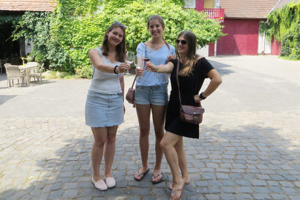 Drei Studentinnen beim GWC-Weinexpress. © Landeshauptstadt Mainz