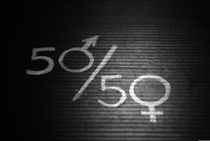 eine schwarze Tafel auf der mit weißer Schrift 50/50 steht &copy; Pixabay/Selver Učanbarlić