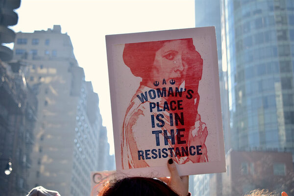 Ein hochgehaltenes Plakat mit dem Text Womans place is in the resistance &copy; Pixabay/Robert Jones