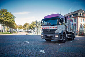 Ein Müllwagen des Entsorgungsbetrieb auf dem Schillerplatz &copy; Entsorgungsbetrieb