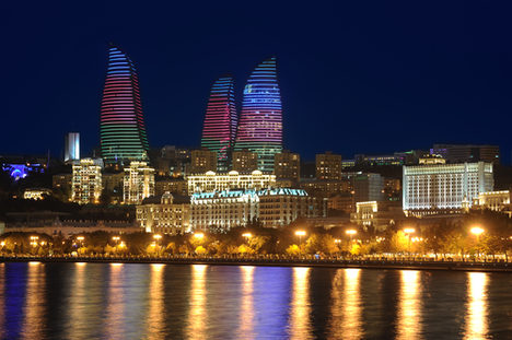 Flame Towers bei Nacht, Baku
