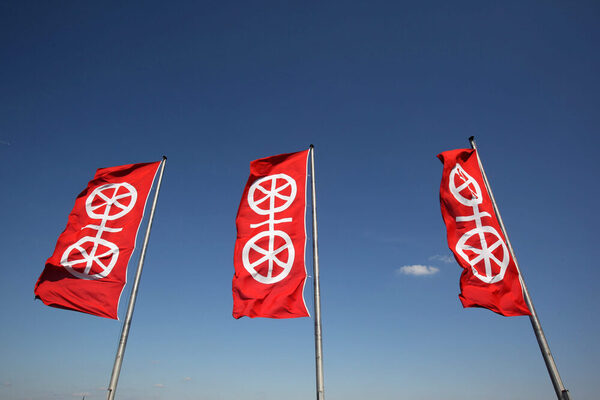 Fahnen im Wind mit dem Mainzer Wappen &copy; Landeshauptstadt Mainz
